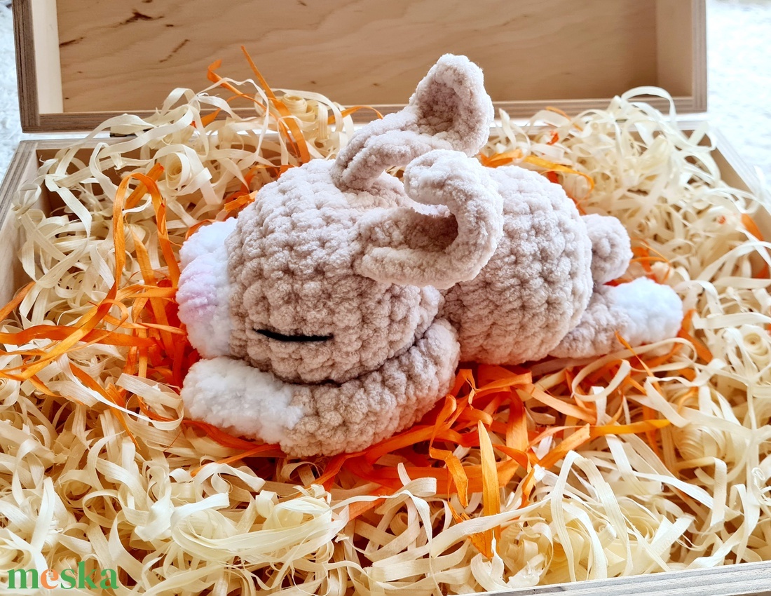 Horgolt zsenília alvó nyuszika  - játék & sport - plüssállat & játékfigura - nyuszi - Meska.hu