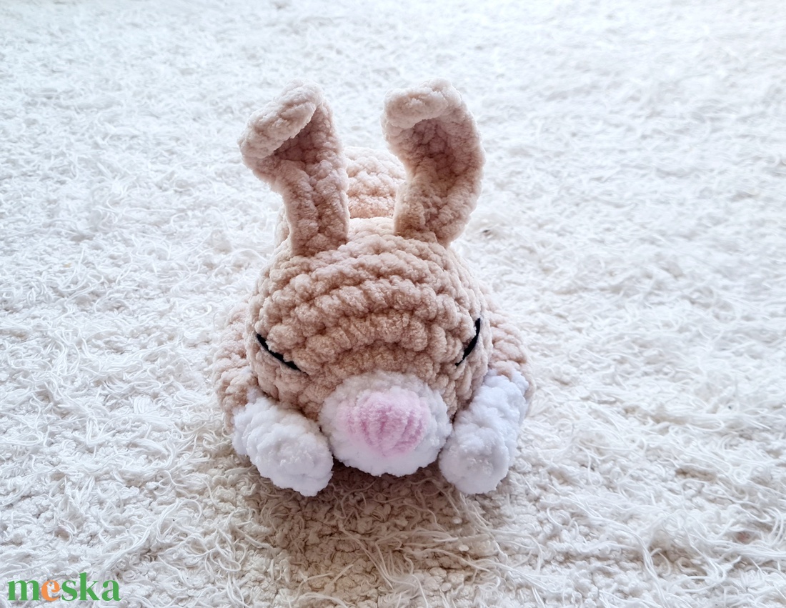Horgolt zsenília alvó nyuszika  - játék & sport - plüssállat & játékfigura - nyuszi - Meska.hu