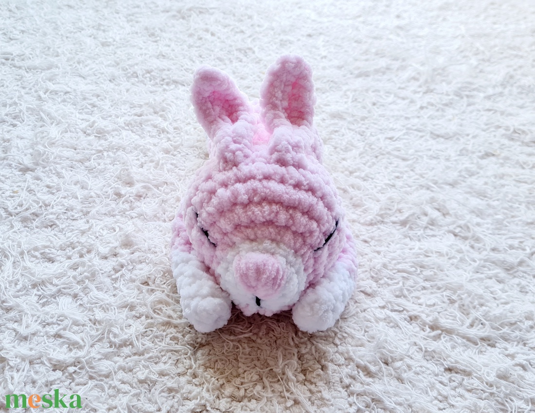 Horgolt zsenília alvó nyuszika  - játék & sport - plüssállat & játékfigura - nyuszi - Meska.hu