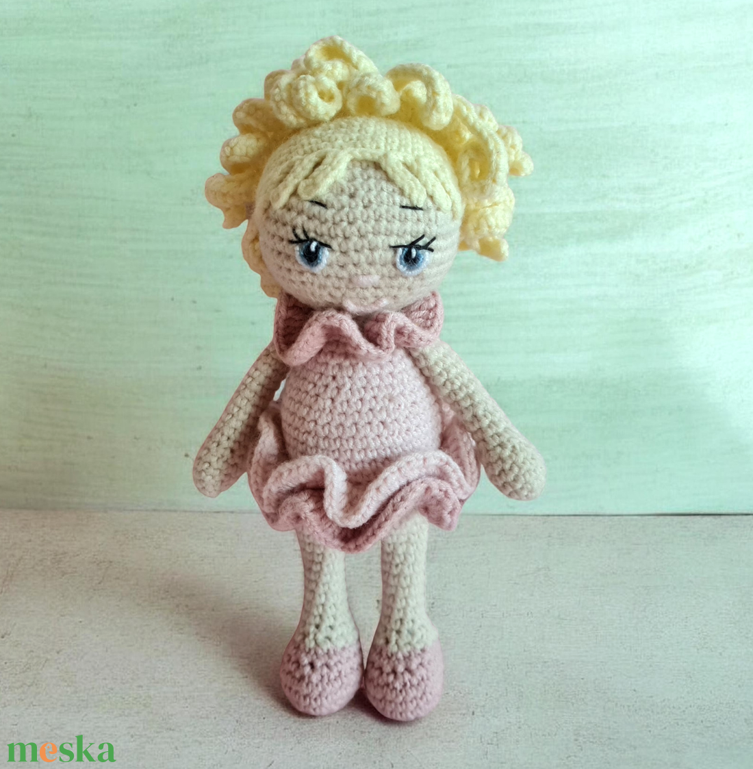Horgolt loknis hajú kislány  - baba - mama - baba játékok - szundikendő, alvóka - Meska.hu