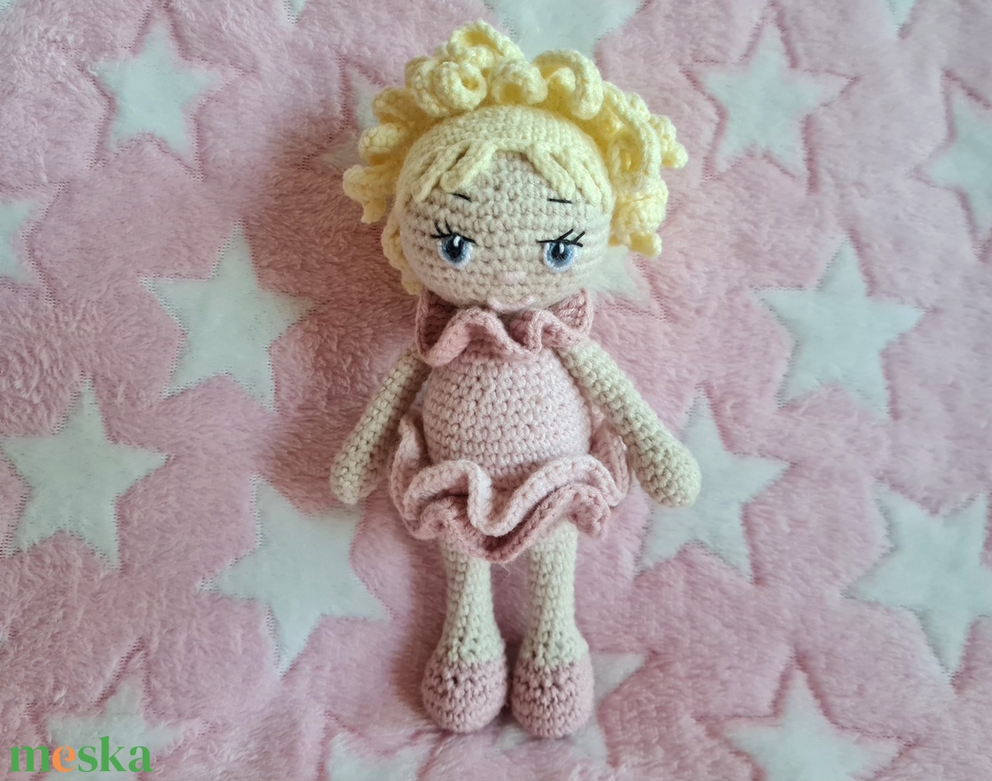 Horgolt loknis hajú kislány  - baba - mama - baba játékok - szundikendő, alvóka - Meska.hu