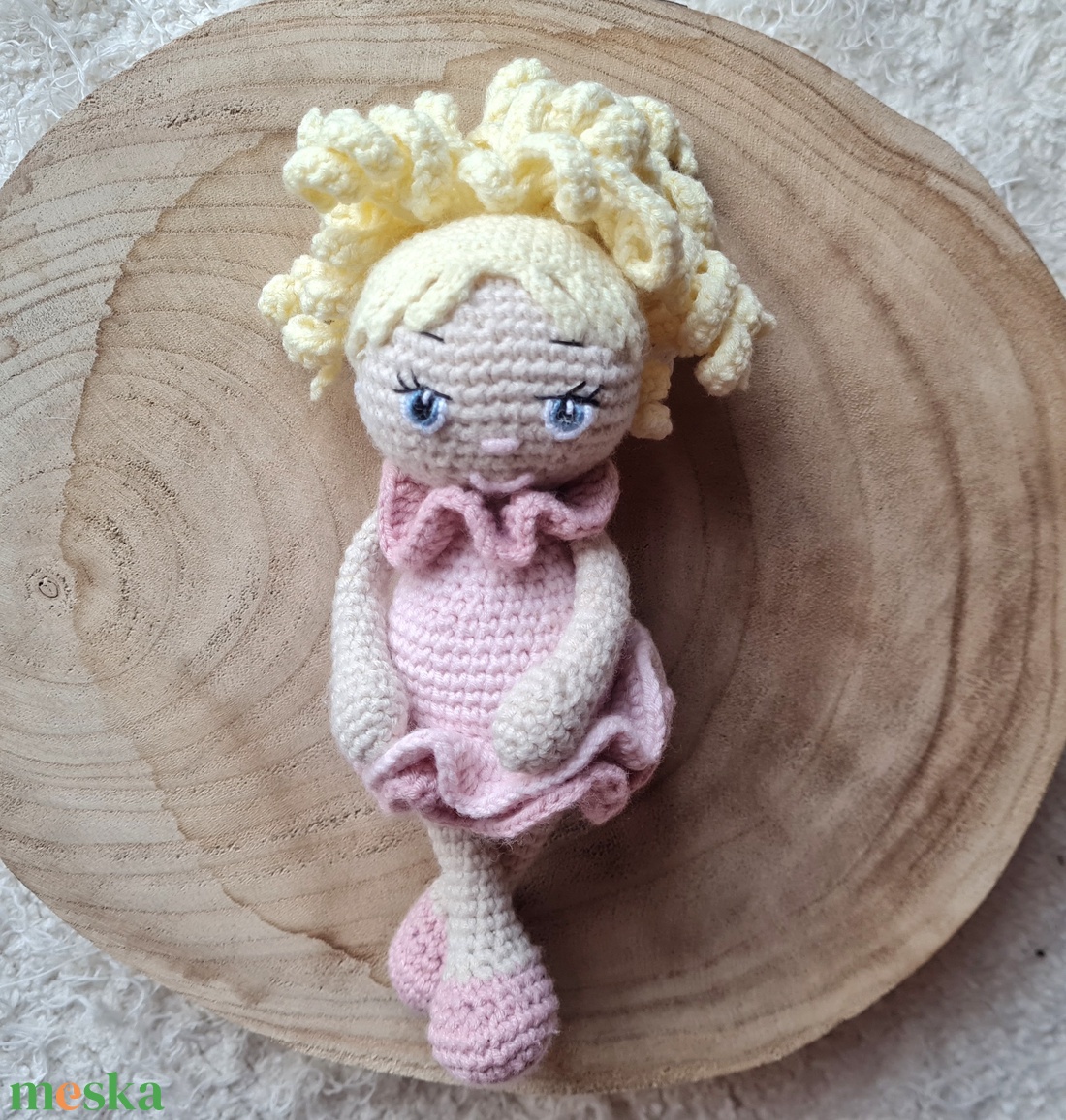 Horgolt loknis hajú kislány  - baba - mama - baba játékok - szundikendő, alvóka - Meska.hu