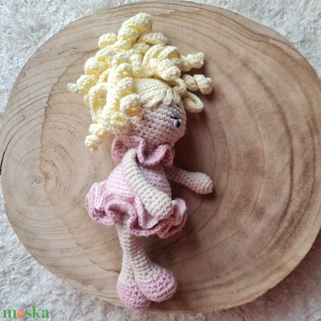 Horgolt loknis hajú kislány  - baba - mama - baba játékok - szundikendő, alvóka - Meska.hu