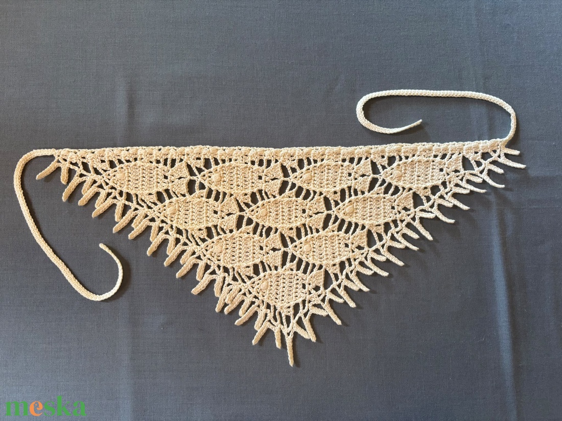 Hal mintás Crochet bandana kendő, 2 féle (türkiz,vajszínű) színben.Az ár egydarabra vonatkozik. Horgolással készült. - ruha & divat - sál, sapka, kendő - kendő - Meska.hu