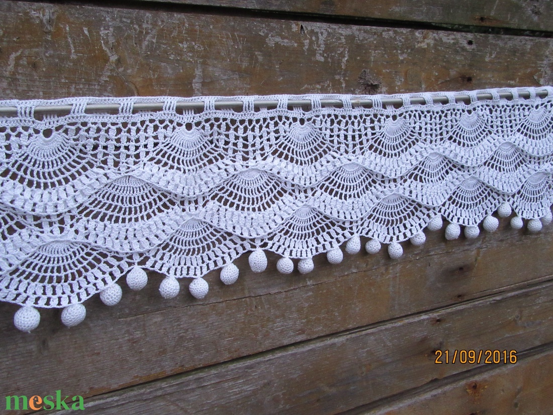 Havas hullámzó kagylók.-Horgolt,vitrázs hófehér,hóbogyós függöny - otthon & életmód - lakástextil - függöny és kiegészítő - vitrázs függöny - Meska.hu