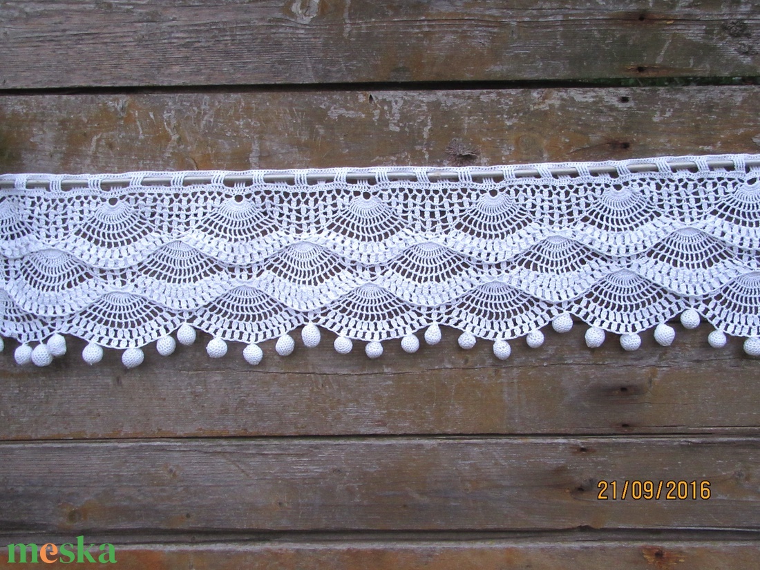 Havas hullámzó kagylók.-Horgolt,vitrázs hófehér,hóbogyós függöny - otthon & életmód - lakástextil - függöny és kiegészítő - vitrázs függöny - Meska.hu