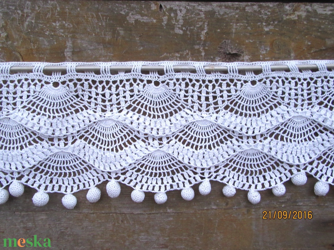 Havas hullámzó kagylók.-Horgolt,vitrázs hófehér,hóbogyós függöny - otthon & életmód - lakástextil - függöny és kiegészítő - vitrázs függöny - Meska.hu