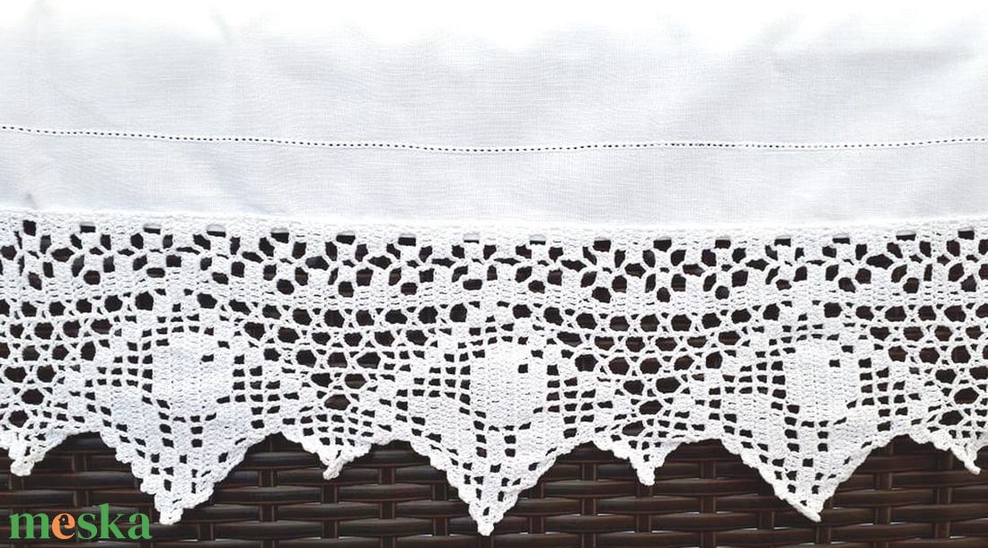Rózsákkal szegélyezve--Csipkés rózsa mintás horgolt fehér polc csík - otthon & életmód - dekoráció - asztal és polc dekoráció - horgolt & csipketerítő - Meska.hu