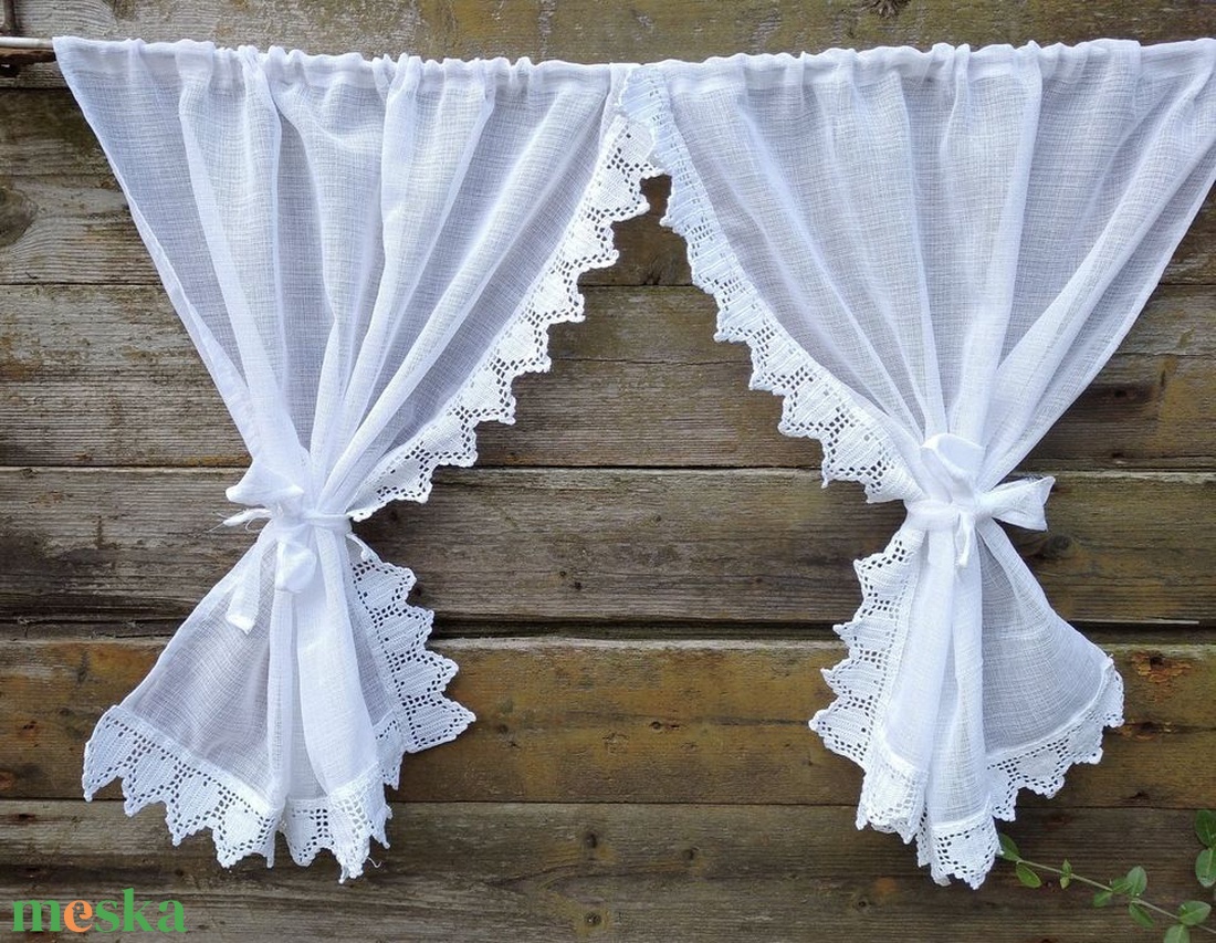 Fényszivecskék-- Hófehér,fényáteresztő  egyedi romantikus függöny,horgolt csipkés szíves mintás szegéllyel díszítve.. - otthon & életmód - lakástextil - függöny és kiegészítő - függöny - Meska.hu