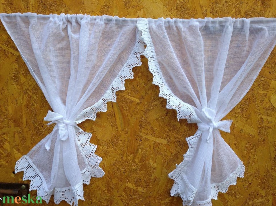 Fényszivecskék-- Hófehér,fényáteresztő  egyedi romantikus függöny,horgolt csipkés szíves mintás szegéllyel díszítve.. - otthon & életmód - lakástextil - függöny és kiegészítő - függöny - Meska.hu