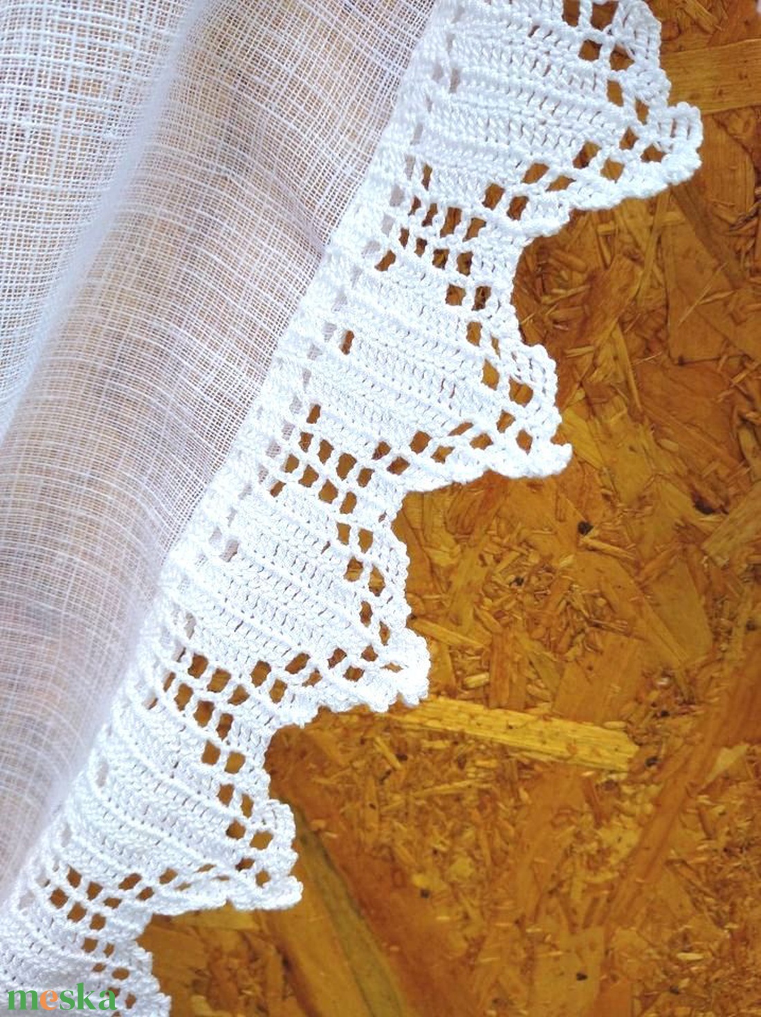 Fényszivecskék-- Hófehér,fényáteresztő  egyedi romantikus függöny,horgolt csipkés szíves mintás szegéllyel díszítve.. - otthon & életmód - lakástextil - függöny és kiegészítő - függöny - Meska.hu