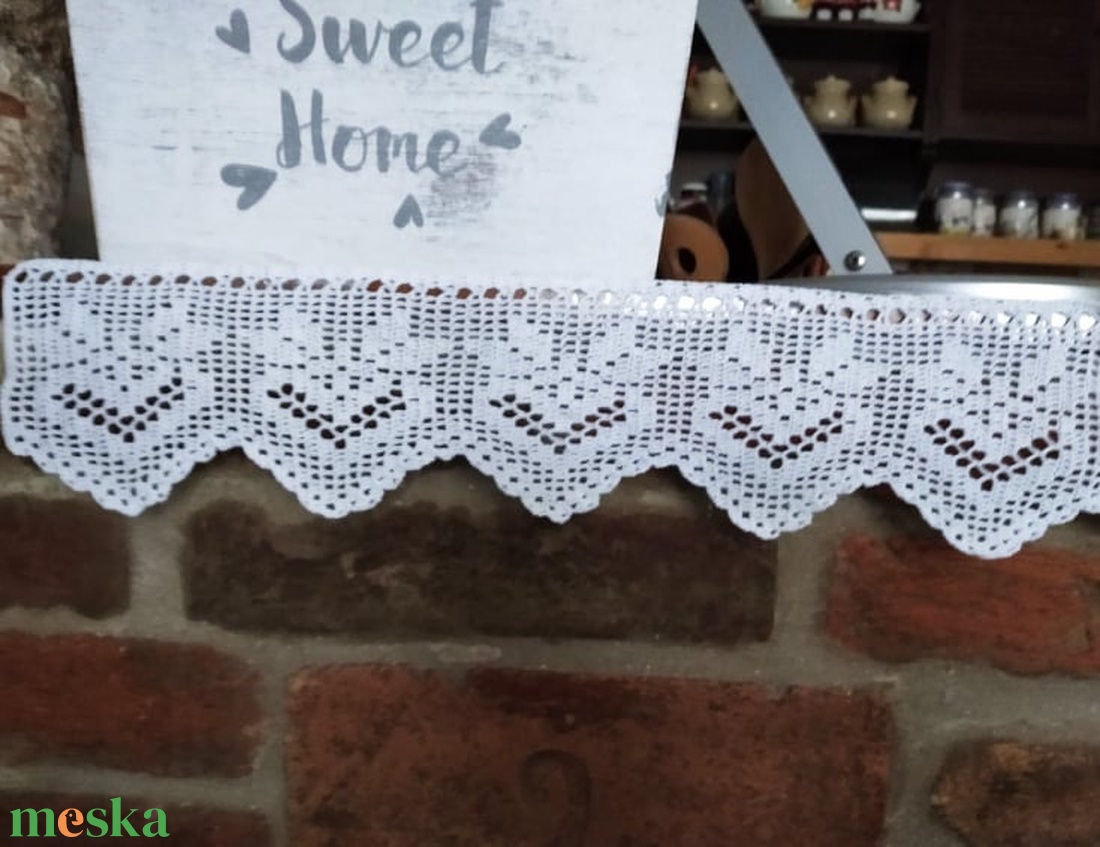 Virágszívek között- Fehér,horgolt vidékies hangulatú csipke polc csík - otthon & életmód - dekoráció - asztal és polc dekoráció - horgolt & csipketerítő - Meska.hu