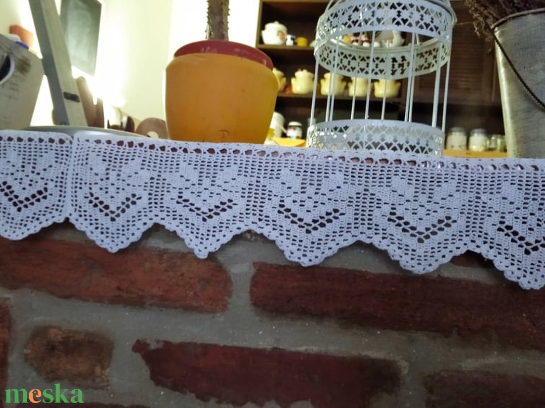 Virágszívek között- Fehér,horgolt vidékies hangulatú csipke polc csík - otthon & életmód - dekoráció - asztal és polc dekoráció - horgolt & csipketerítő - Meska.hu