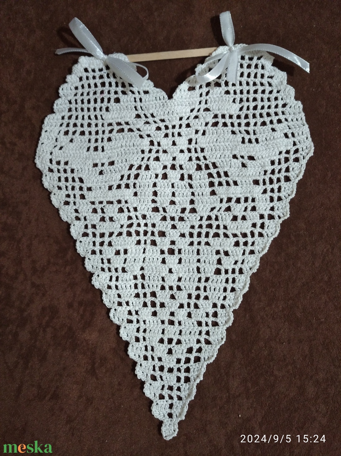 Ajándék szîvek -Horgolt csipke ablakdîsz szívecskék - otthon & életmód - dekoráció - fali és függő dekoráció - függődísz - Meska.hu