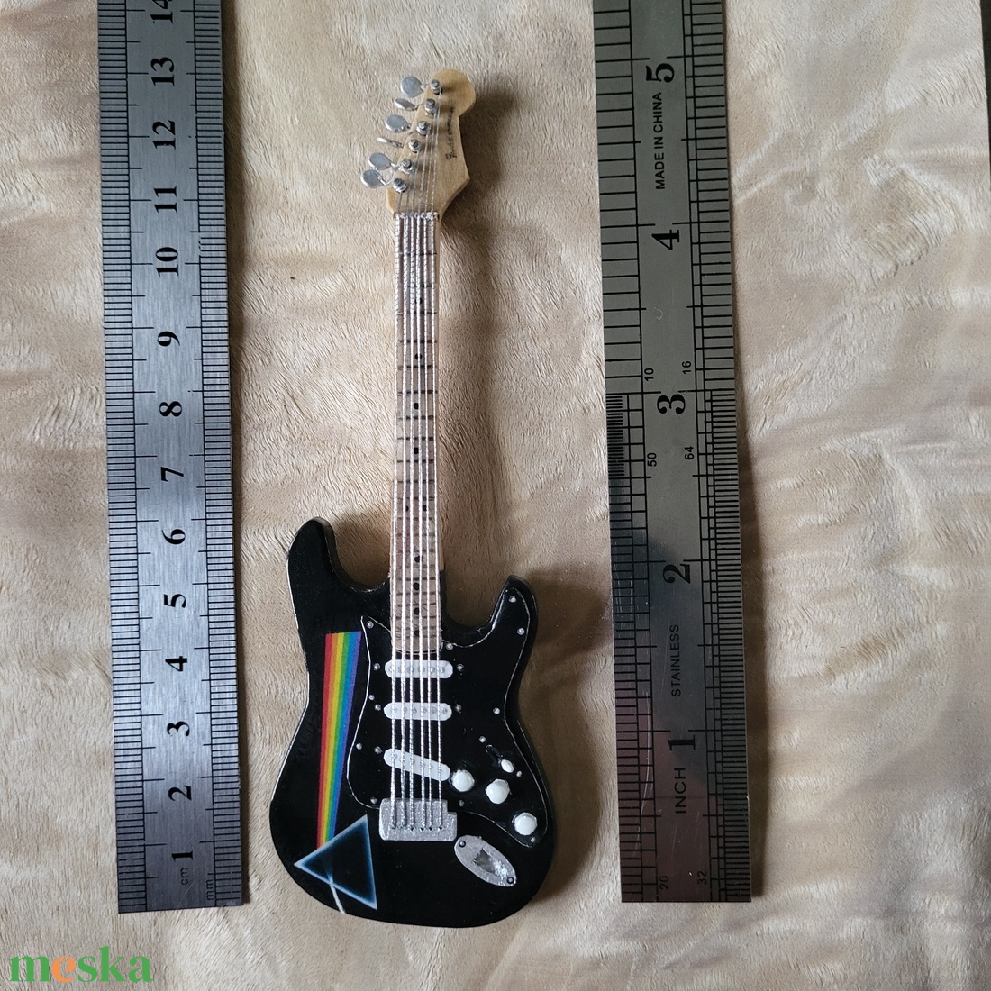 Pink Floyd interest - 'Dark Side of the Moon' 50. évfordulós mini Stratocaster - művészet - makett, modell - Meska.hu Pink Floyd interest - 'Dark Side of the Moon' 50. évfordulós mini Stratocaster - művészet - makett, modell - Meska.hu