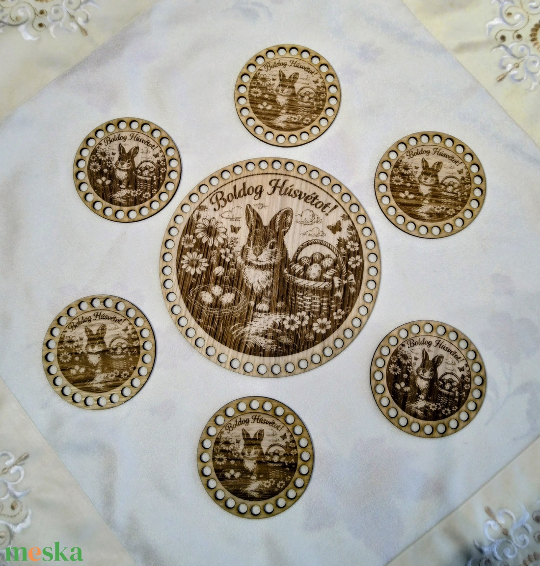 DIY horgolható fa alap � Anyák napi virágos mintás kör, több méretben - ünnepi díszek, dekorációk - húsvéti díszek és dekorációk - húsvéti asztaldíszek - Meska.hu