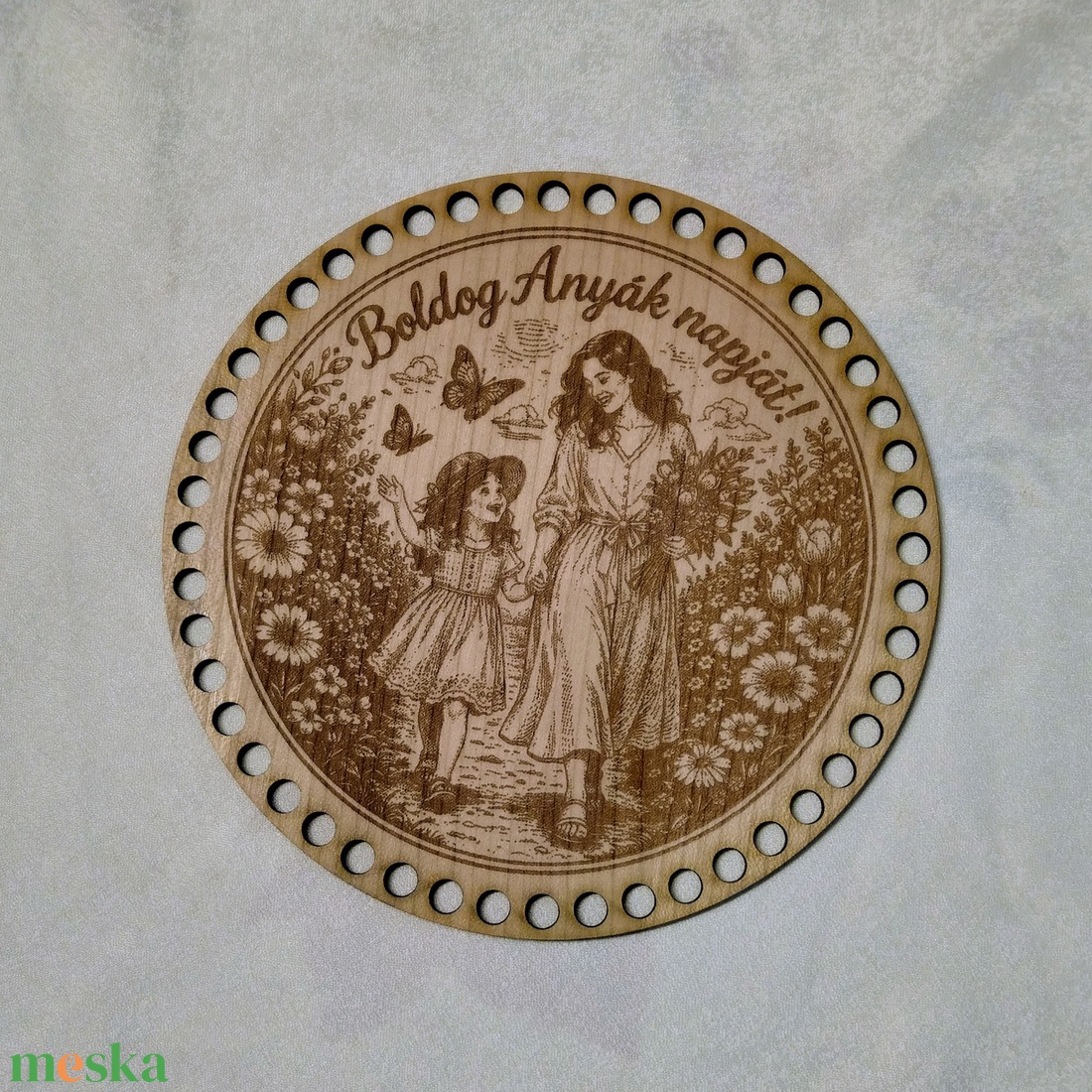 DIY horgolható fa alap � Anyák napi virágos mintás korong, több méretben - otthon & életmód - dekoráció - asztal és polc dekoráció - asztaldísz - Meska.hu