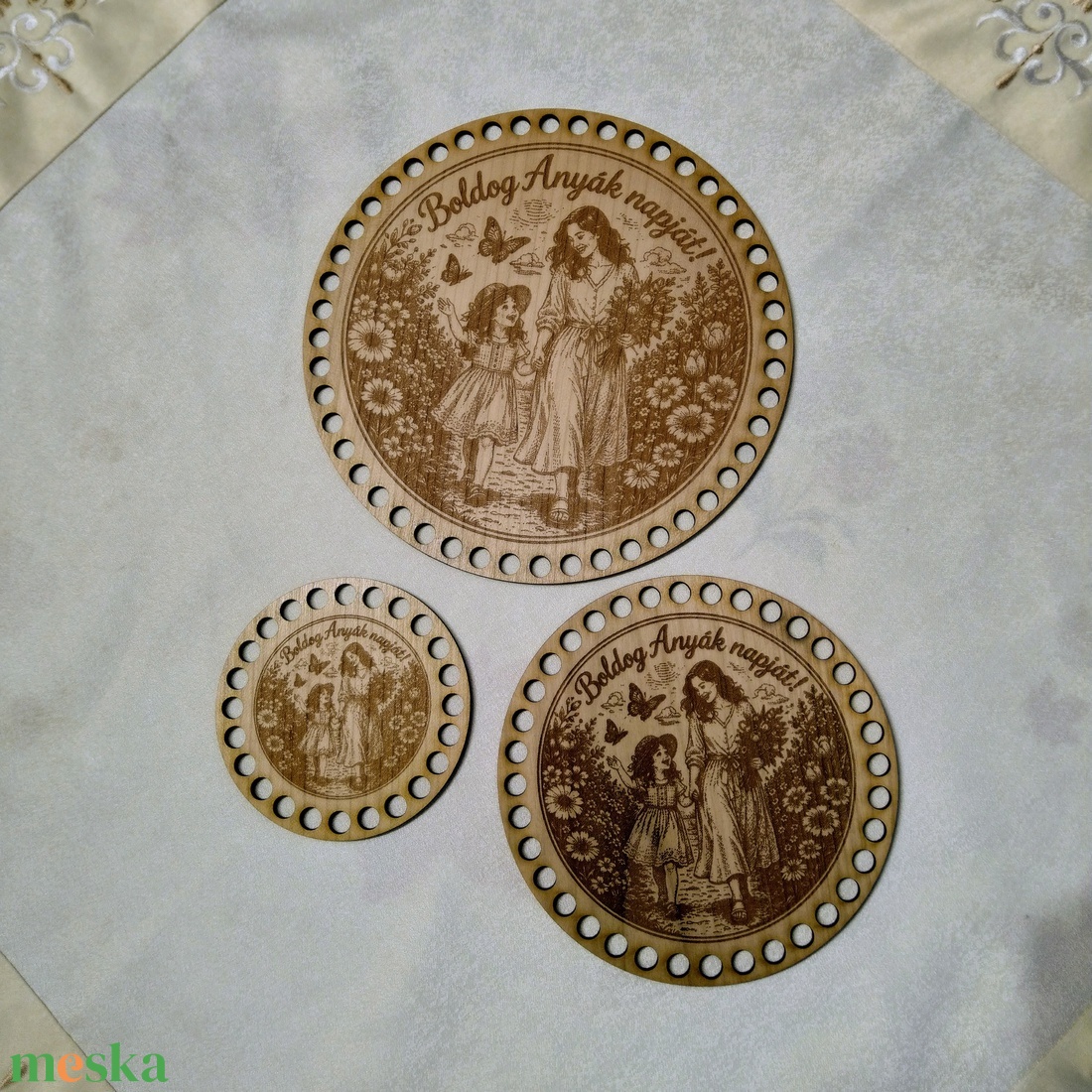 DIY horgolható fa alap � Anyák napi virágos mintás korong, több méretben - otthon & életmód - dekoráció - asztal és polc dekoráció - asztaldísz - Meska.hu