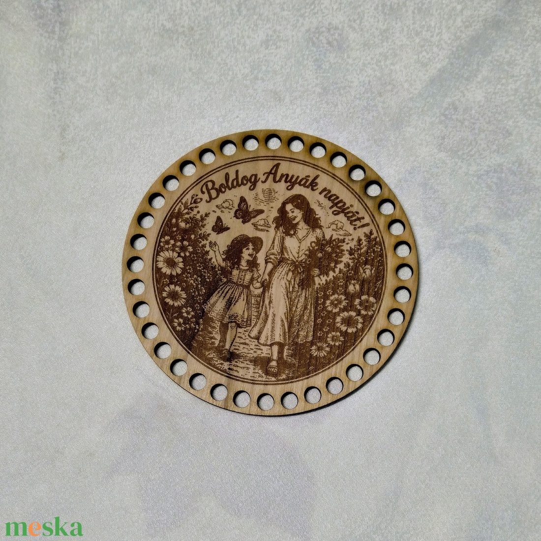 DIY horgolható fa alap � Anyák napi virágos mintás korong, több méretben - otthon & életmód - dekoráció - asztal és polc dekoráció - asztaldísz - Meska.hu