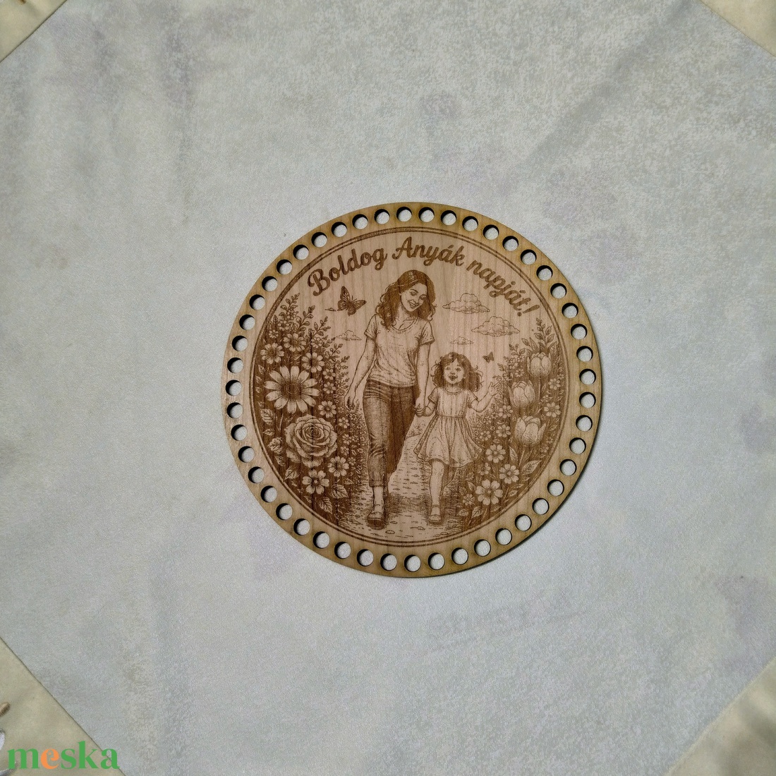 DIY horgolható fa alap � Modern anyák napi gravírozott korong - otthon & életmód - dekoráció - asztal és polc dekoráció - asztaldísz - Meska.hu