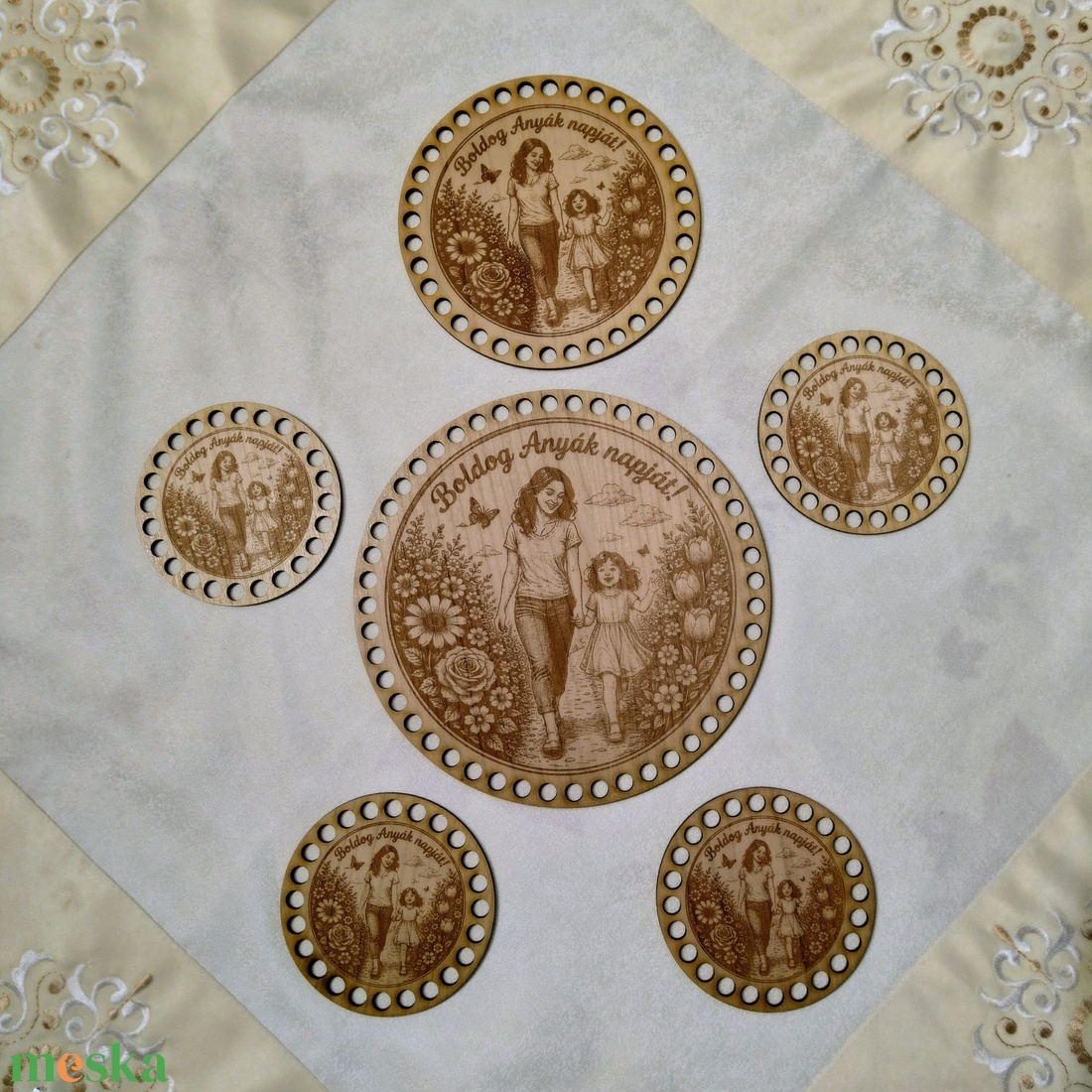 DIY horgolható fa alap � Modern anyák napi gravírozott korong - otthon & életmód - dekoráció - asztal és polc dekoráció - asztaldísz - Meska.hu