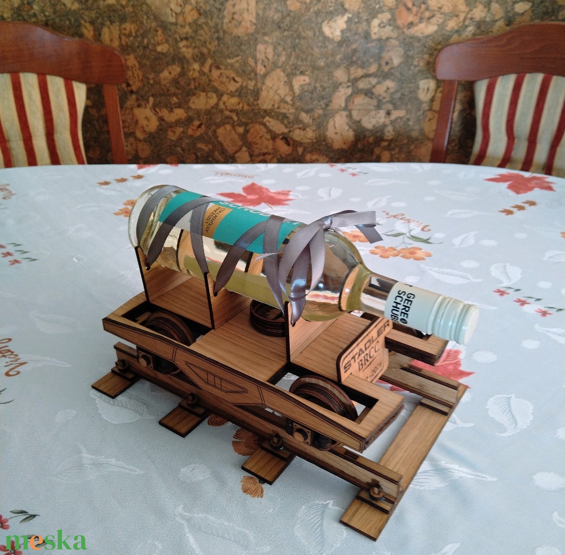 Vasúti bor tartó fából � egyedi, gravírozható ajándék vasút rajongóknak - művészet - makett, modell - Meska.hu