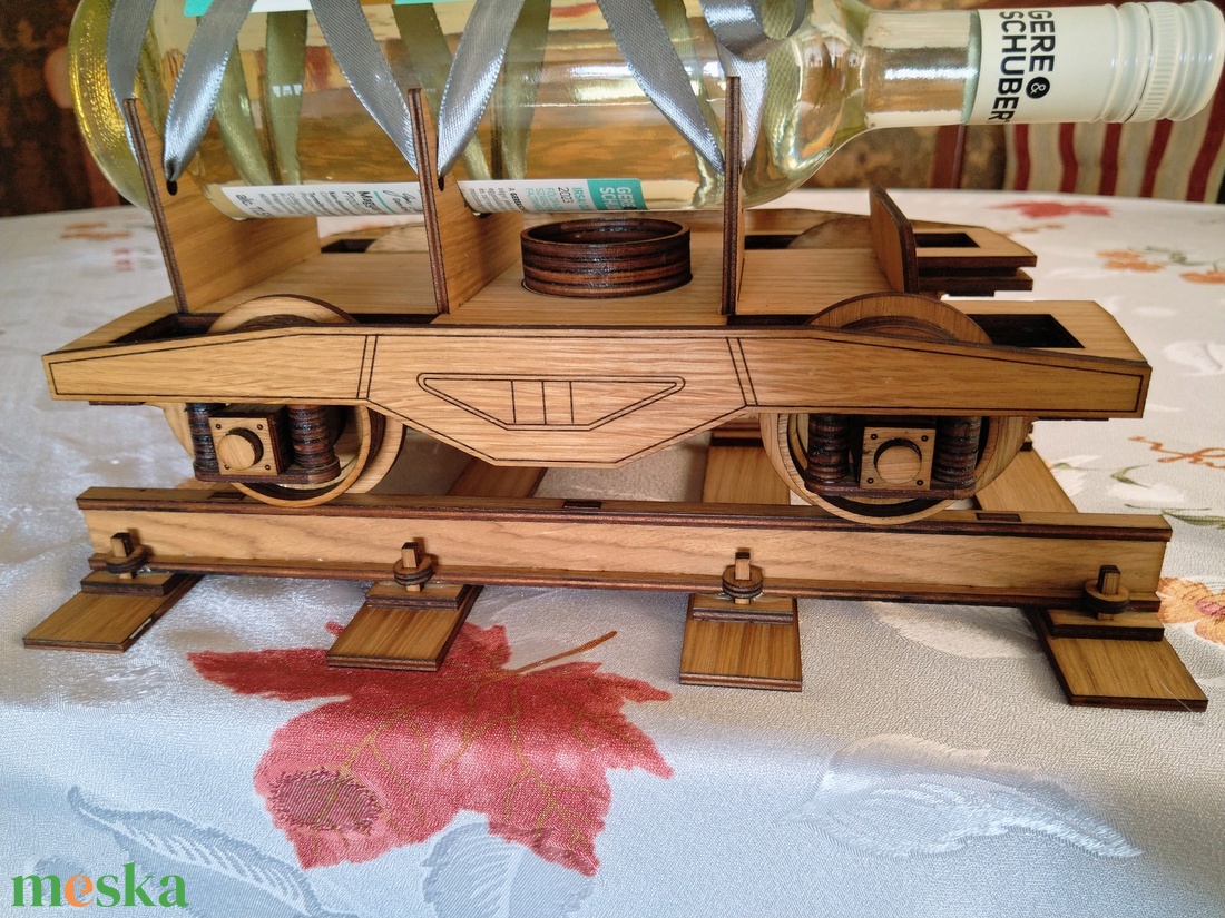 Vasúti bor tartó fából � egyedi, gravírozható ajándék vasút rajongóknak - művészet - makett, modell - Meska.hu