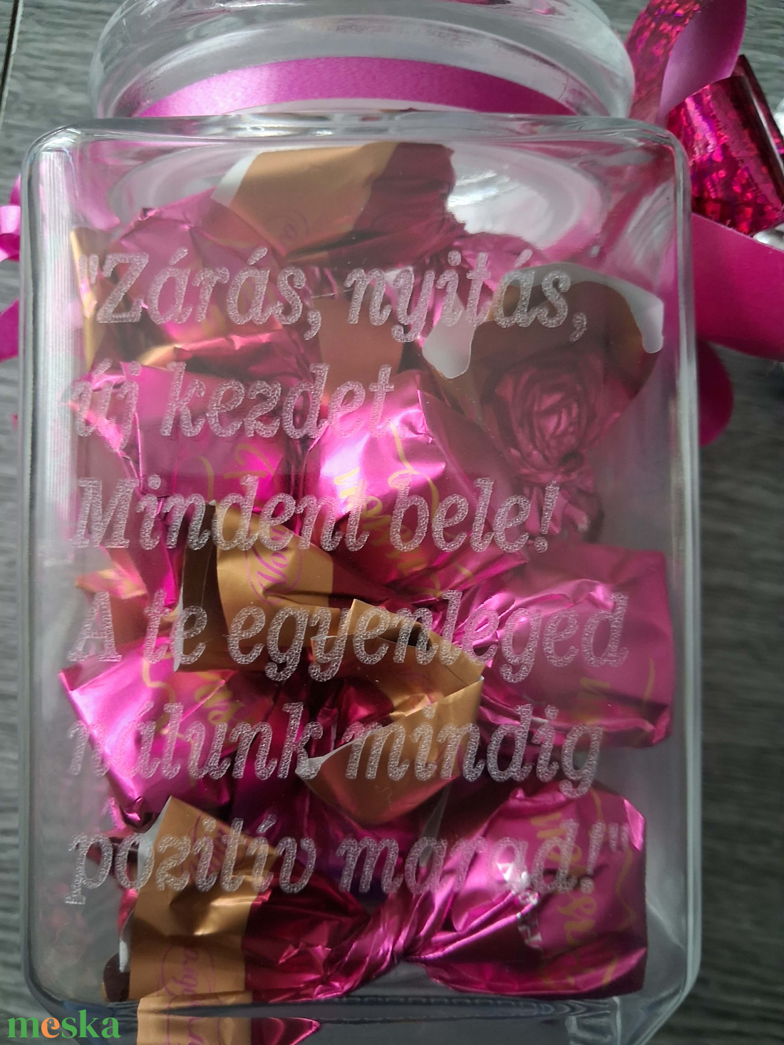 Névre szóló gravírozott üveg ajándéktégely - otthon & életmód - dekoráció - asztal és polc dekoráció - díszdoboz - Meska.hu