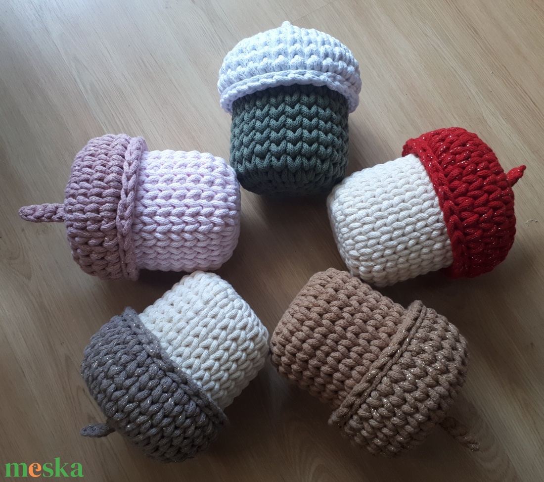 Karácsonyi horgolt makktároló csillogó szálú kupakkal - karácsony - karácsonyi lakásdekoráció - karácsonyfadíszek - Meska.hu