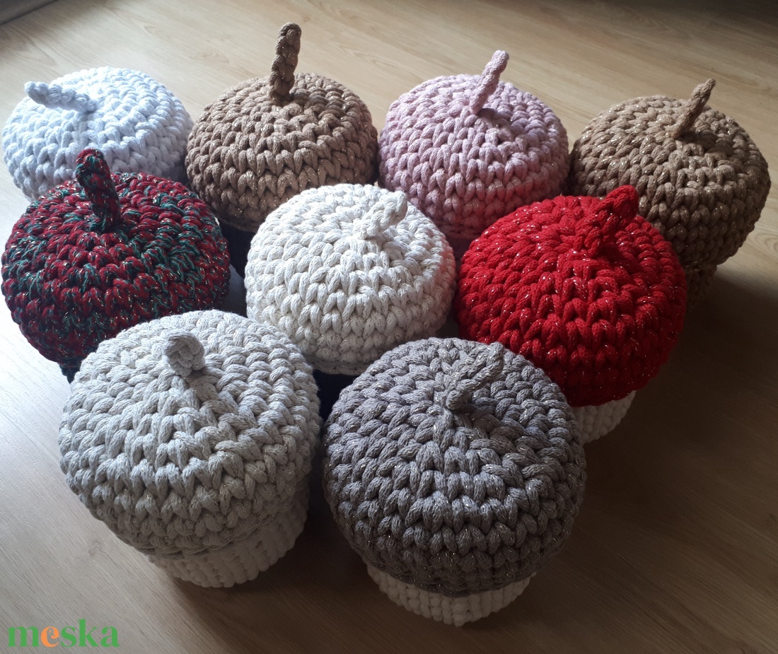 Karácsonyi horgolt makktároló csillogó szálú kupakkal - karácsony - karácsonyi lakásdekoráció - karácsonyfadíszek - Meska.hu