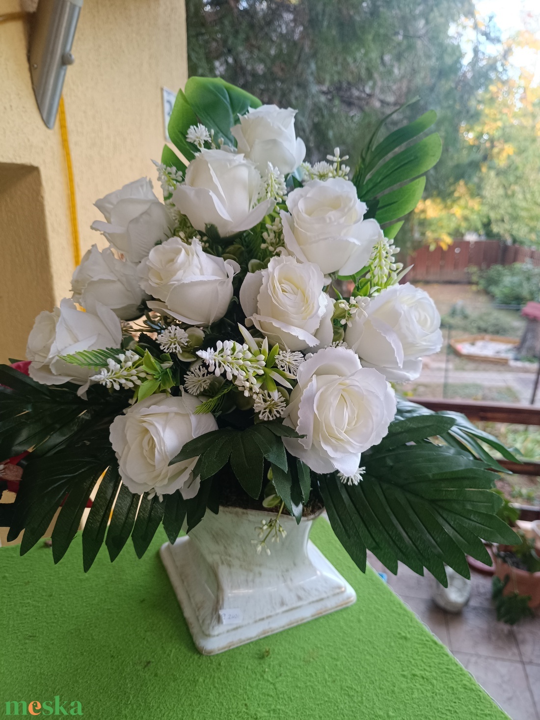 Fehér rózsás sírdísz - otthon & életmód - vallás - temetkezési tárgy - sírdísz, kegyeleti dísz - Meska.hu Fehér rózsás sírdísz - otthon & életmód - vallás - temetkezési tárgy - sírdísz, kegyeleti dísz - Meska.hu