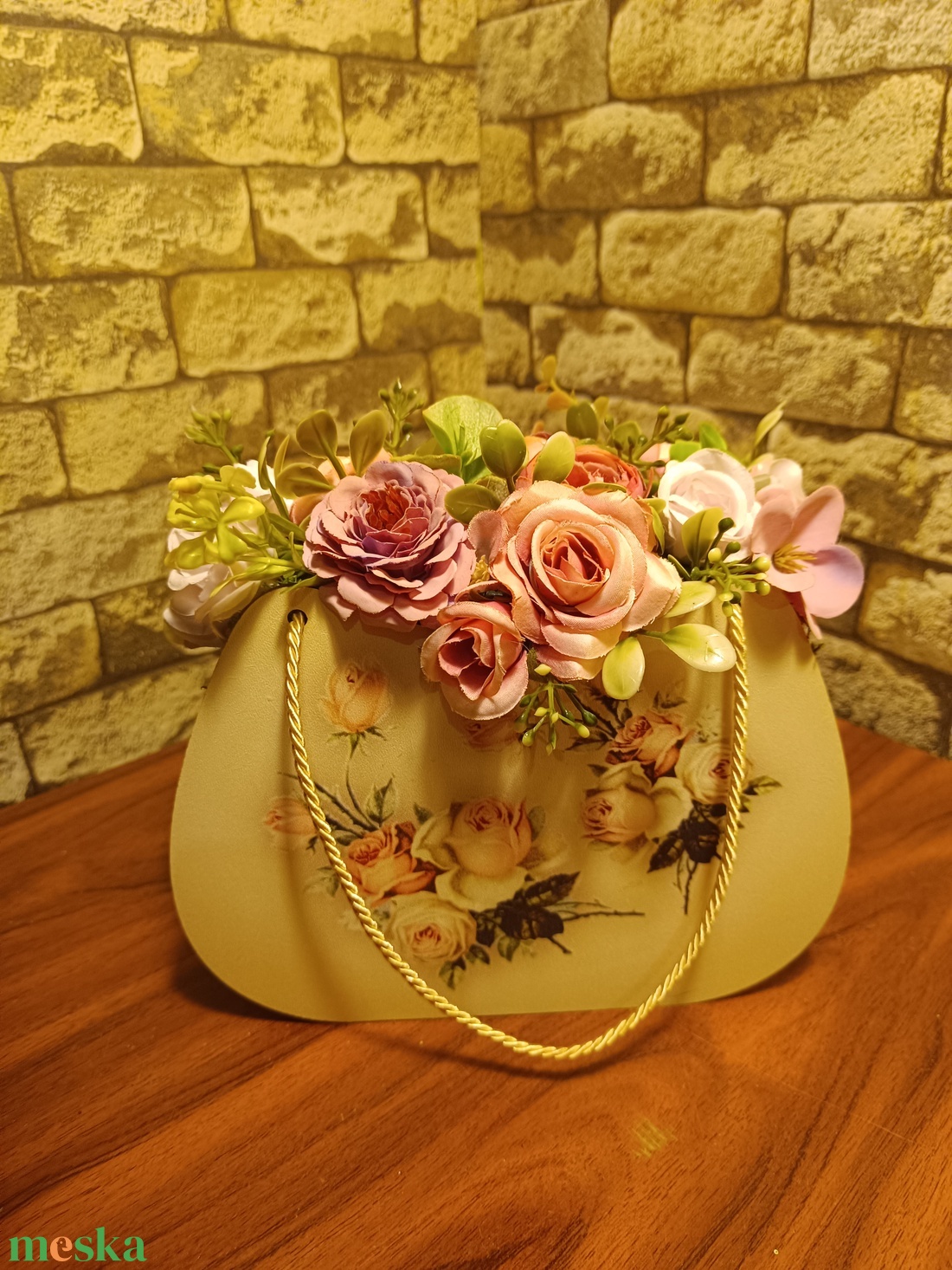 Táska tavaszi dísz - otthon & életmód - dekoráció - asztal és polc dekoráció - asztaldísz - Meska.hu