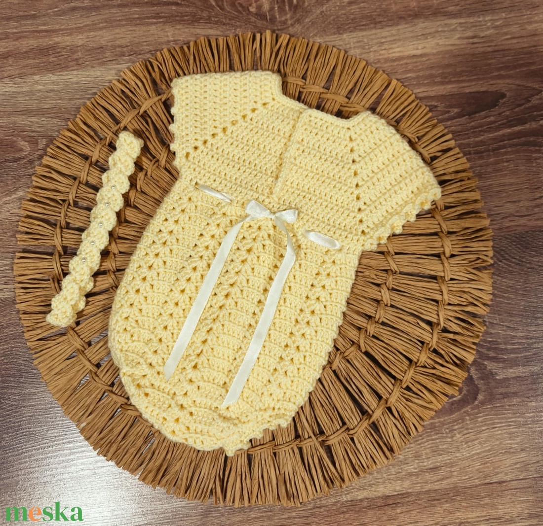 Horgolt kislány body fejpánttal újszülött fotózásra - baba - mama - babafotózás - szett újszülött fotózásra - Meska.hu