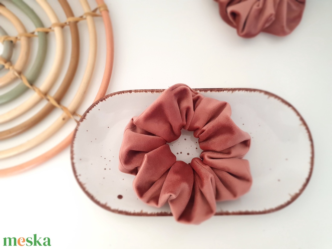 scrunchie hajgumi - bársony - ruha & divat - hajdísz & hajcsat - hajgumi - Meska.hu