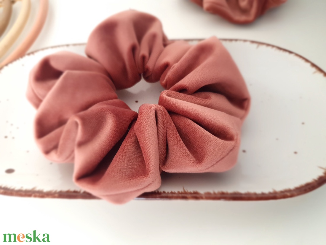scrunchie hajgumi - bársony - ruha & divat - hajdísz & hajcsat - hajgumi - Meska.hu