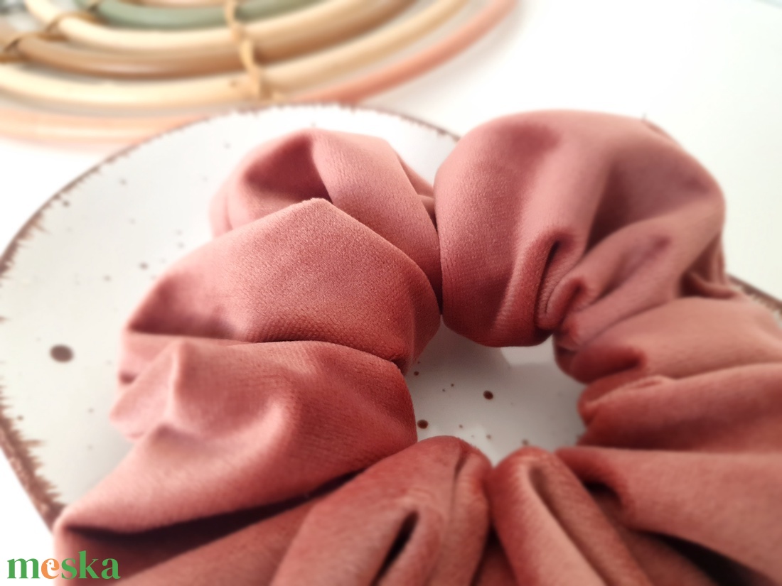 scrunchie hajgumi - bársony - ruha & divat - hajdísz & hajcsat - hajgumi - Meska.hu