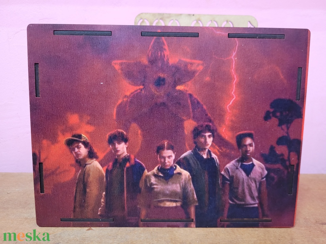 1 milliós Ft-os persely Stranger things háttérrel  - otthon & életmód - dekoráció - asztal és polc dekoráció - persely - Meska.hu
