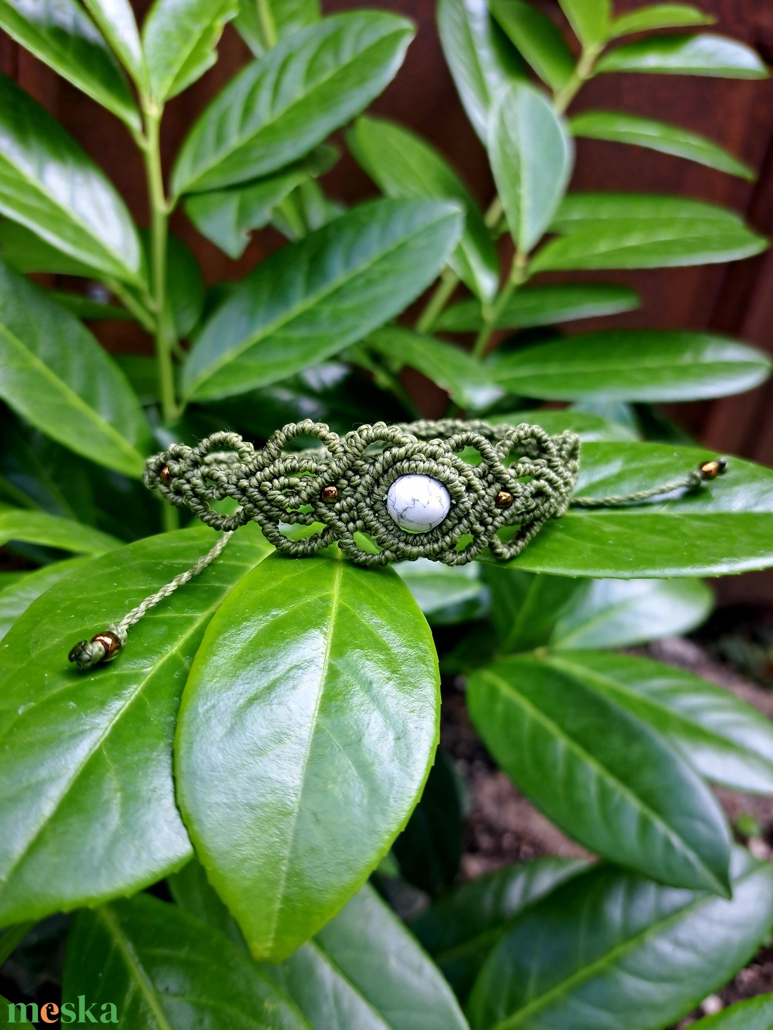 Howlite ásvánnyal készített karkötő - ékszer - karkötő - gyöngyös karkötő - Meska.hu