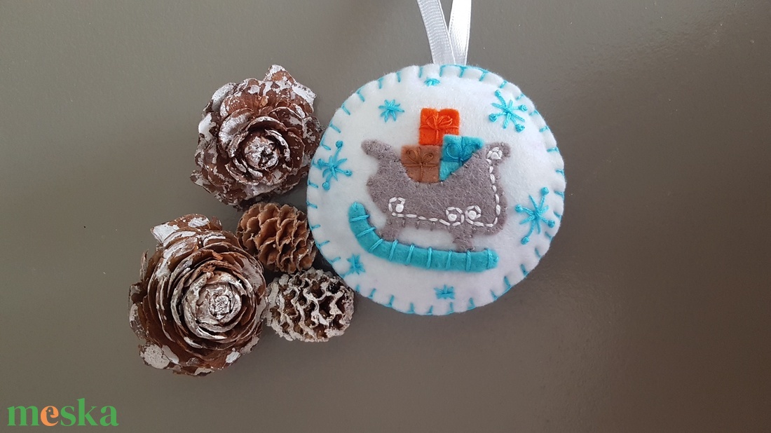 Kézzel hímzett filc Hóember és szánkó Karácsonyi díszek 4 db-os szett - karácsony - karácsonyi lakásdekoráció - karácsonyfadíszek - Meska.hu Kézzel hímzett filc Hóember és szánkó Karácsonyi díszek 4 db-os szett - karácsony - karácsonyi lakásdekoráció - karácsonyfadíszek - Meska.hu