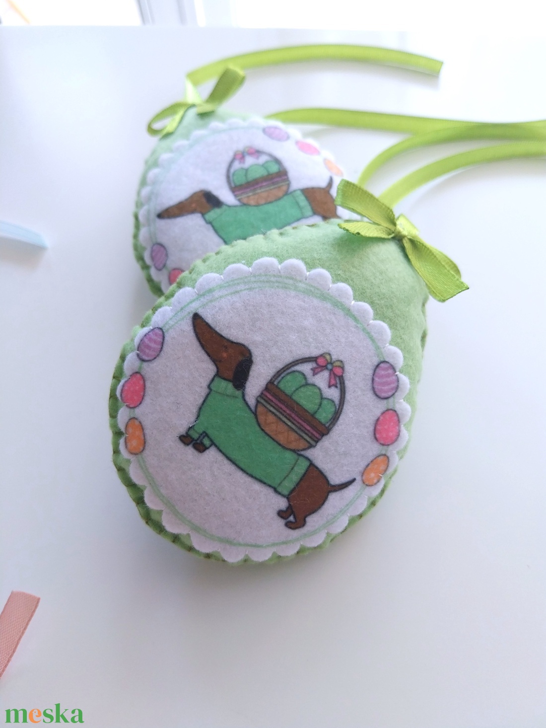 Tacskós filc tojások, Húsvéti tojás dekoráció, akasztós húsvéti tojások, Tacskós dekoráció, Kutyás ajándék, kutyus dekor - ünnepi díszek, dekorációk - húsvéti díszek és dekorációk - húsvéti tojásfadíszek - Meska.hu