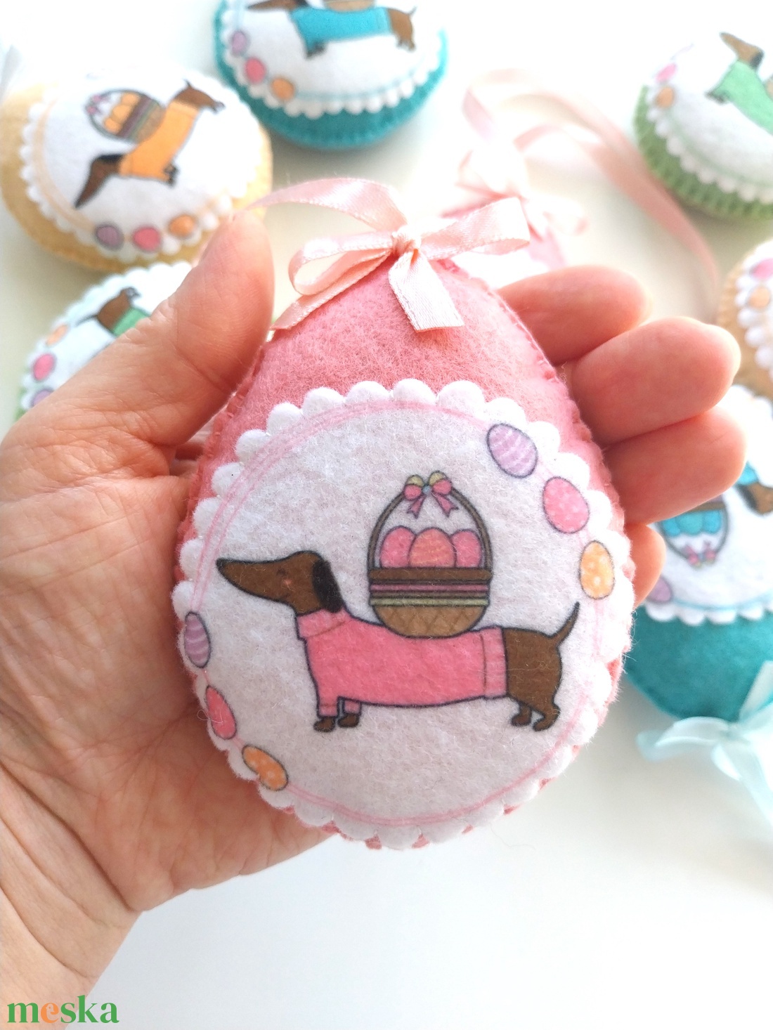 Tacskós filc tojások, Húsvéti tojás dekoráció, akasztós húsvéti tojások, Tacskós dekoráció, Kutyás ajándék, kutyus dekor - ünnepi díszek, dekorációk - húsvéti díszek és dekorációk - húsvéti tojásfadíszek - Meska.hu