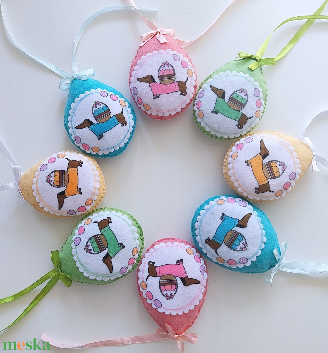 Tacskós filc tojások, Húsvéti tojás dekoráció, akasztós húsvéti tojások, Tacskós dekoráció, Kutyás ajándék, kutyus dekor - ünnepi díszek, dekorációk - húsvéti díszek és dekorációk - húsvéti tojásfadíszek - Meska.hu