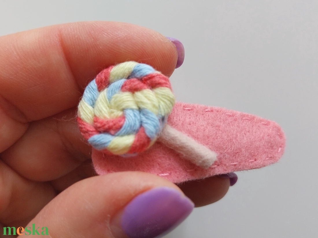 2 db Nyalókás hajcsat, Filc candy hajcsat, Filc hajdísz, egyedi csitt-csatt - ruha & divat - hajdísz & hajcsat - hajcsat & hajtű - Meska.hu