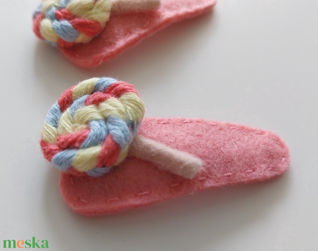 2 db Nyalókás hajcsat, Filc candy hajcsat, Filc hajdísz, egyedi csitt-csatt - ruha & divat - hajdísz & hajcsat - hajcsat & hajtű - Meska.hu