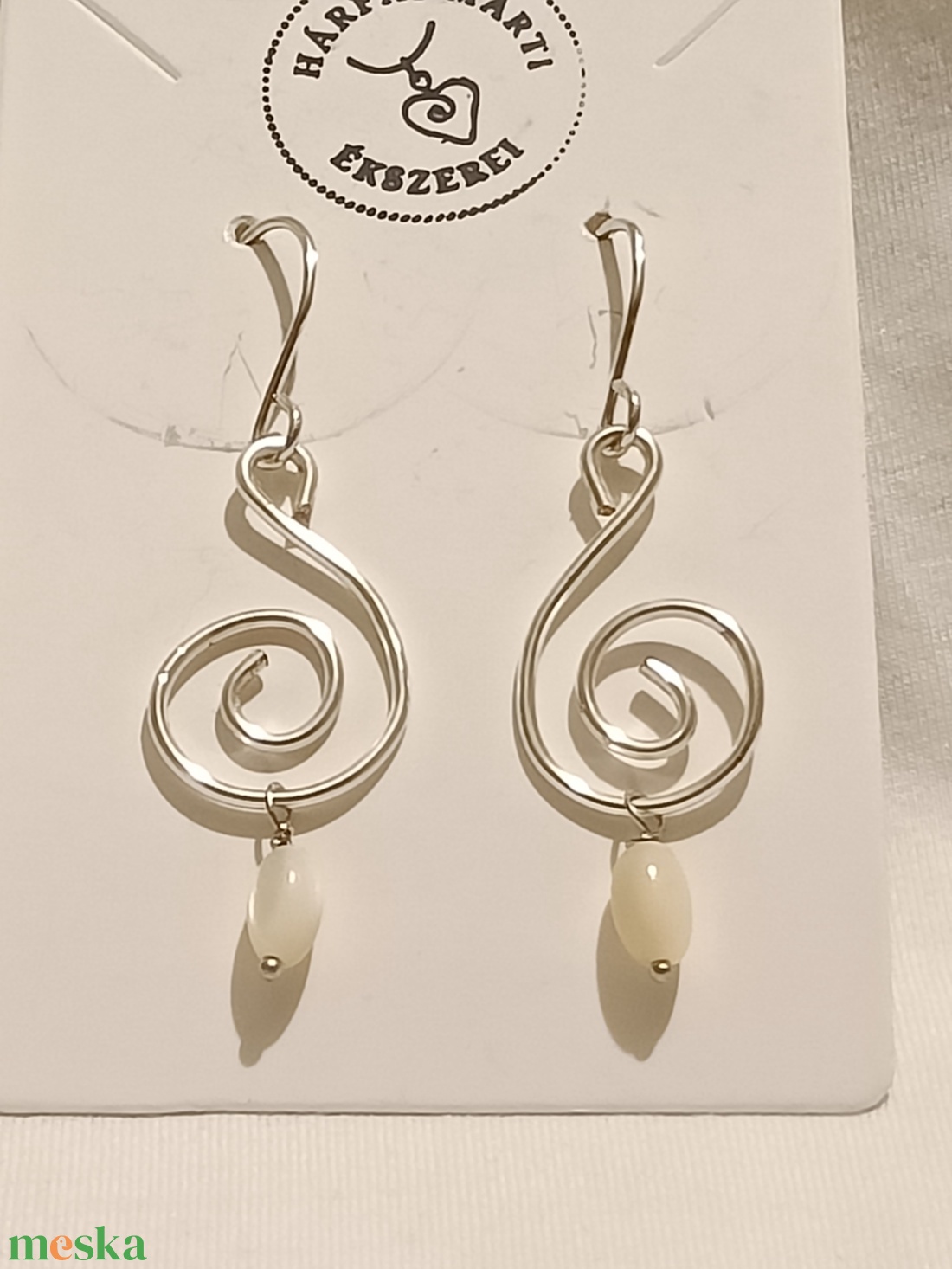 Csavart fülbevaló gyöngyházzal - ékszer - fülbevaló - lógó fülbevaló - Meska.hu