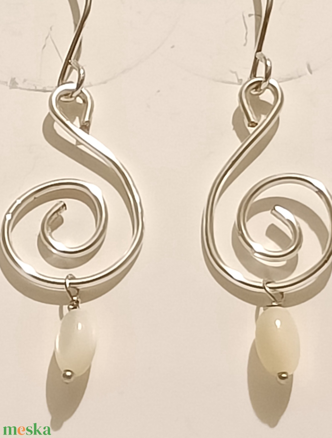 Csavart fülbevaló gyöngyházzal - ékszer - fülbevaló - lógó fülbevaló - Meska.hu