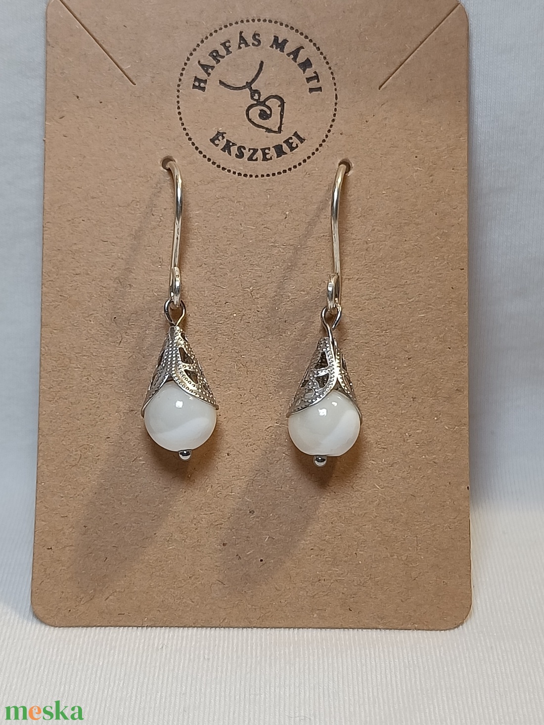 Cseppecske fülbevaló gyöngyházzal - ékszer - fülbevaló - lógó fülbevaló - Meska.hu