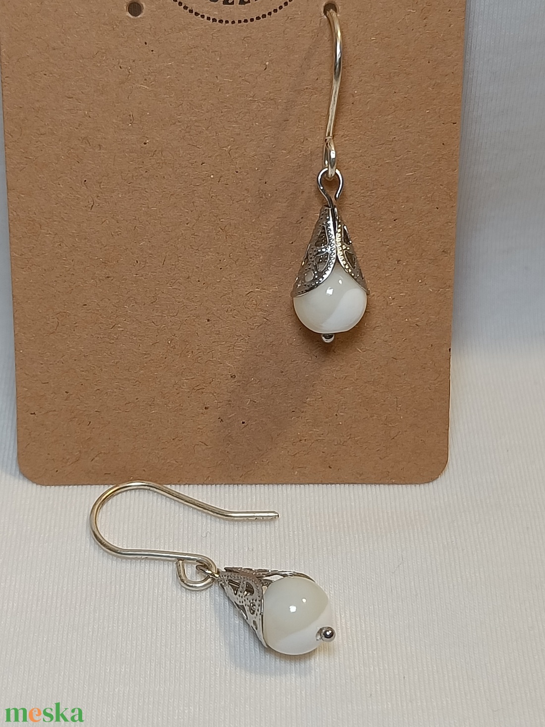 Cseppecske fülbevaló gyöngyházzal - ékszer - fülbevaló - lógó fülbevaló - Meska.hu