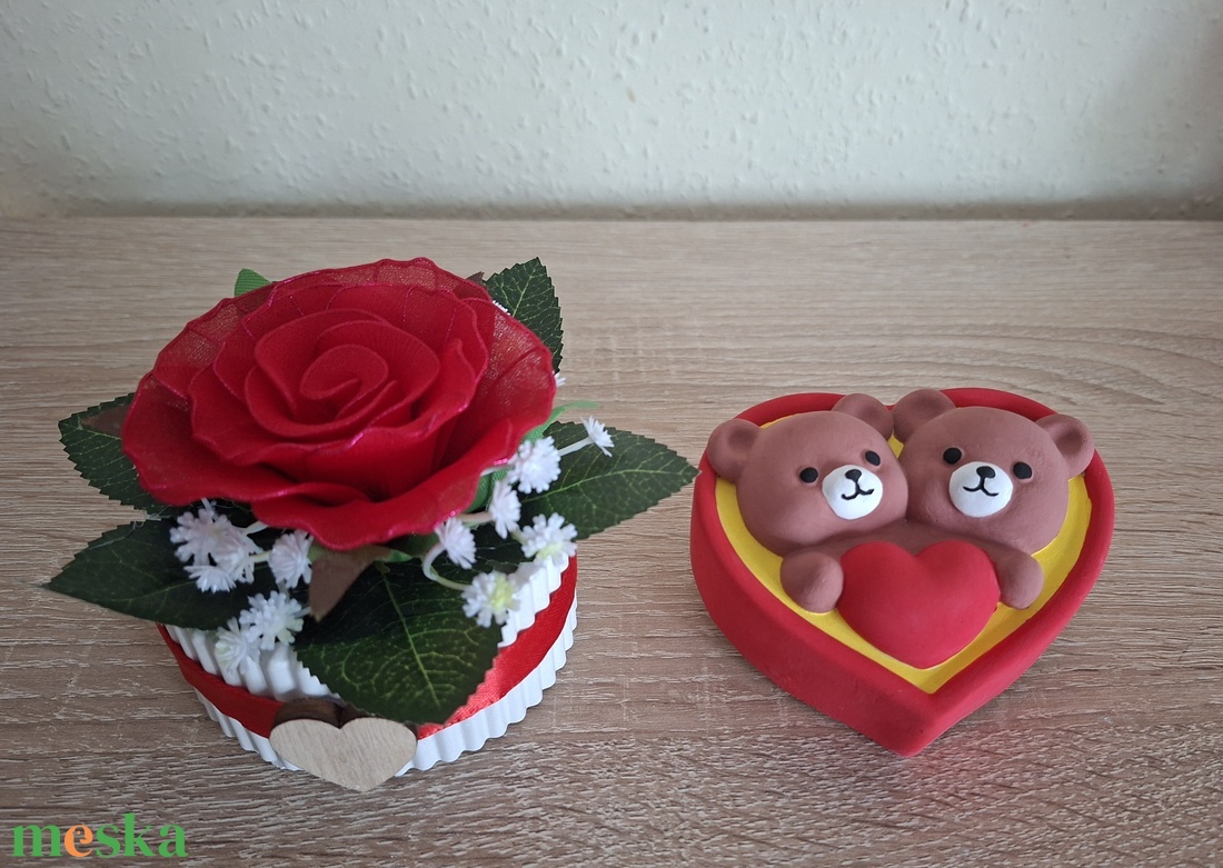 Örök szeretet csomag -piros rozsa és maci díszdobozban - otthon & életmód - virágdekoráció - virágdíszek - virágdísz kaspóban - Meska.hu