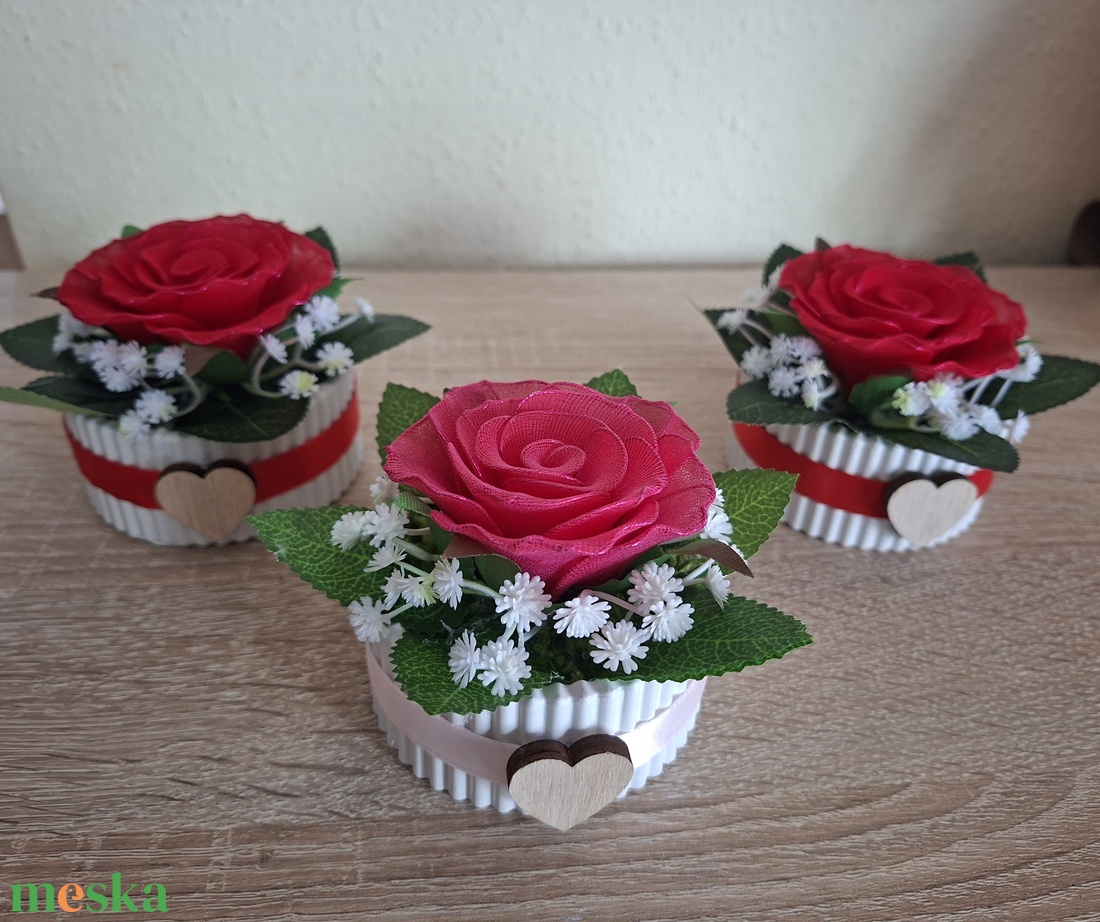 Örök szeretet csomag -piros rozsa és maci díszdobozban - otthon & életmód - virágdekoráció - virágdíszek - virágdísz kaspóban - Meska.hu